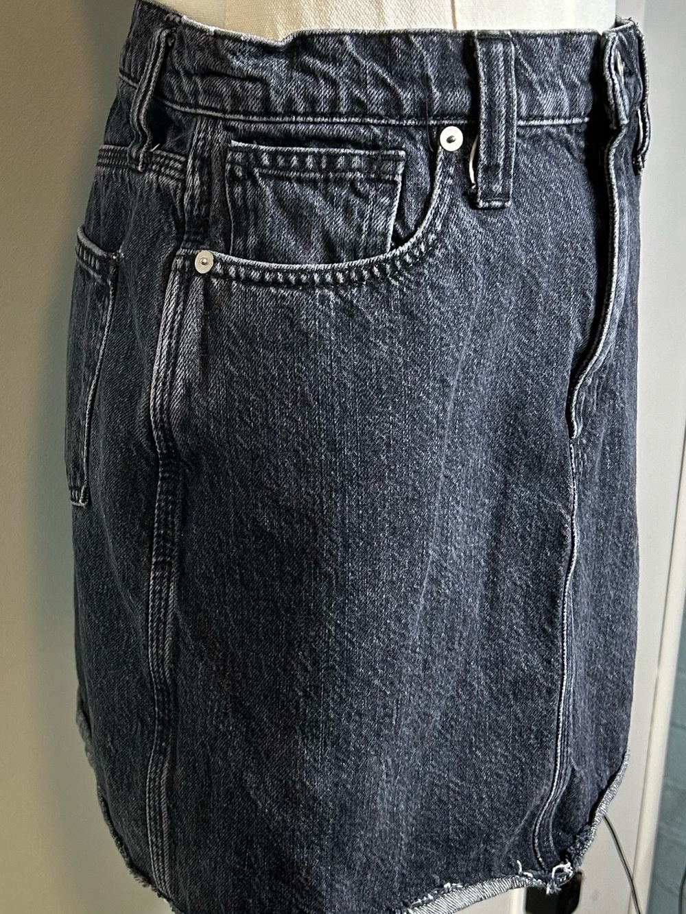 Madewell Black Wash Denim Mini Skirt size 26 raw hem high rise jean skirt - Picture 2 of 10